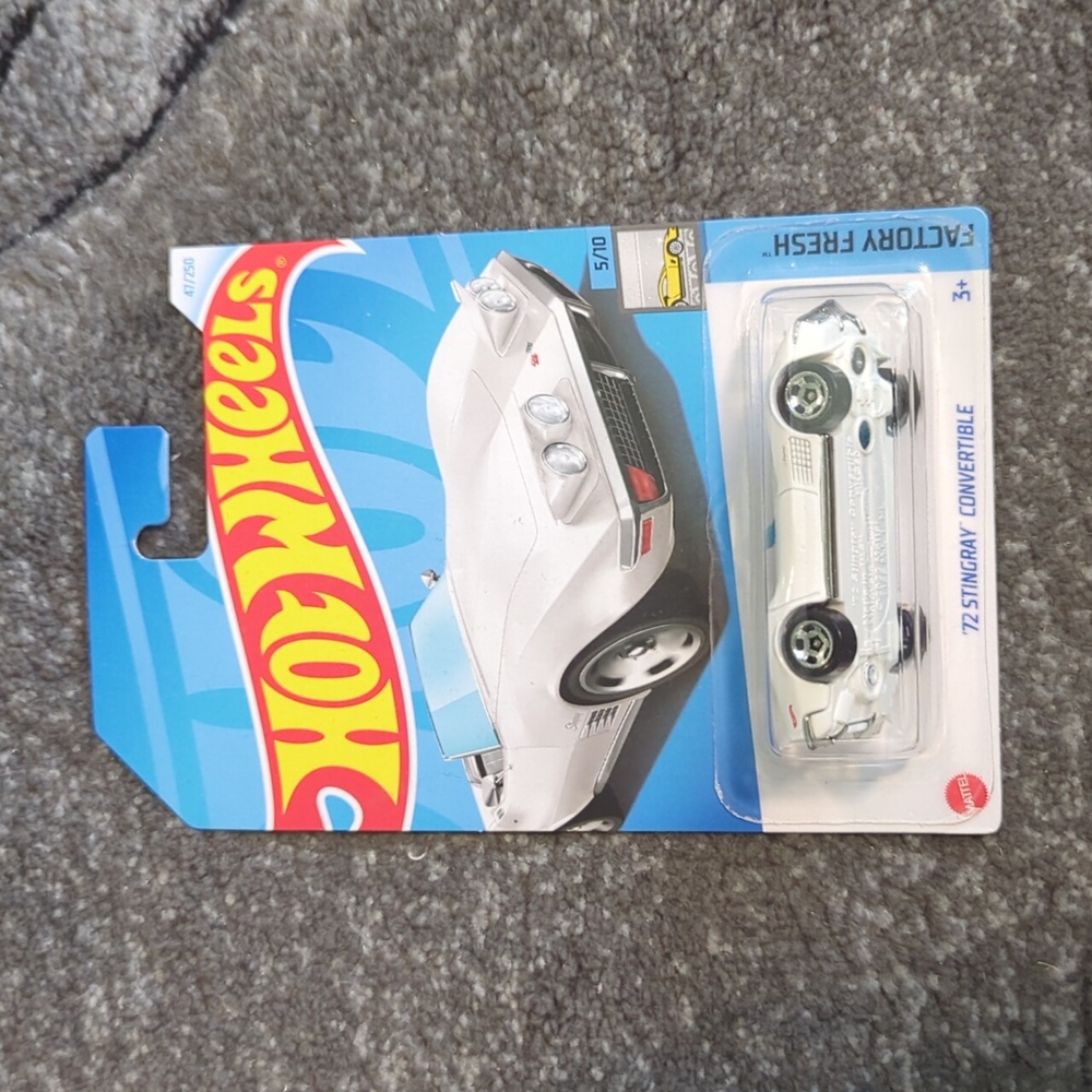 Hot wheels '72 Stingray Converstible brand new